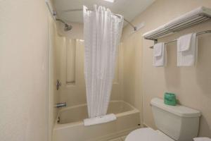 Bathroom sa HIBISCUS Inn & Suites