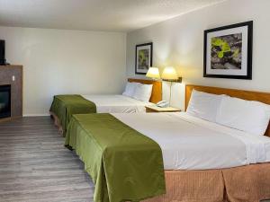 Postel nebo postele na pokoji v ubytování Rodeway Inn & Suites Omak - Okanogan + 24 fotografií