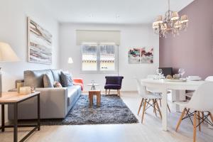 sala de estar con sofá y mesa en Charming & Quiet Park Guell Apartment, en Barcelona