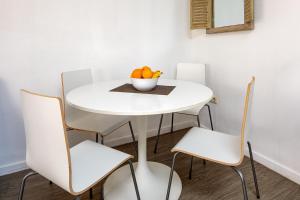 デニアにあるBeach Holiday Deniaの白いテーブルと椅子(フルーツの盛り合わせ付)