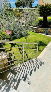 una valla frente a un jardín con flores en Villa Maestral Zadar, en Zadar