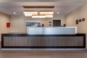 CrosbyにあるSleep Inn & Suitesの建物内の受付のあるロビー
