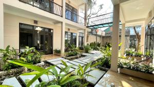 un patio de un edificio con plantas en PHOENIX MINH CHÂU HOTEL en Quang Ninh