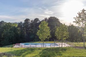 Swimmingpoolen hos eller tæt på Basoan