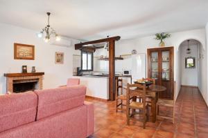 ein Wohnzimmer mit Sofa und Tisch in der Unterkunft Casa Villanueva 1 -sólo Familias in Hozanejos