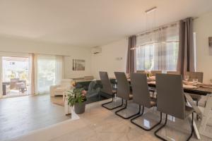 uma sala de jantar e sala de estar com mesa e cadeiras em Villa Pia em Pula