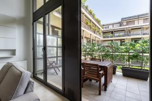 A balcony or terrace at Elegant Loft with Balcony!