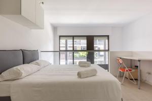 Ένα ή περισσότερα κρεβάτια σε δωμάτιο στο Elegant Loft with Balcony!