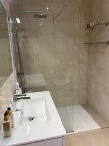 Koupelna v ubytování Private room among a nice Garden - Jardin en valois