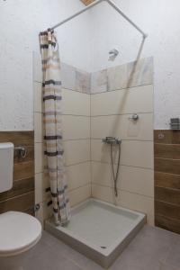 Koupelna v ubytování Apartmani LUKA Perućac