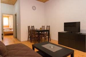 TV a/nebo společenská místnost v ubytování Apartmani LUKA Perućac