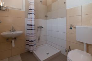 Koupelna v ubytování Apartmani LUKA Perućac