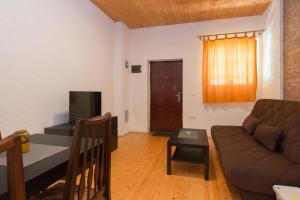 TV a/nebo společenská místnost v ubytování Apartmani LUKA Perućac
