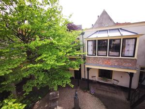 een luchtzicht op een huis met een boom bij Unique Courtyard House with Sauna in Alkmaar city center in Alkmaar