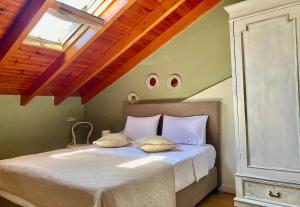 Mantoúkion的住宿－Luxury Family House with Backyard，一间卧室配有一张带天窗的床