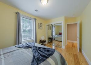 1 dormitorio con cama y ventana grande en 284-Newbuilt Entire House with free huge parking lot, en Quincy