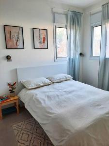 Postel nebo postele na pokoji v ubytování דירת אירוח מפנקת עם מרפסת נוף