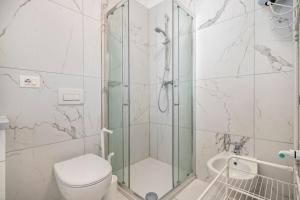 łazienka z prysznicem i toaletą w obiekcie Planet Suite 303 w Bibione +14 zdjęć