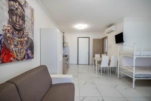 salon z dużym obrazem na ścianie w obiekcie Planet Suite 303 w Bibione