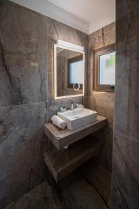Kylpyhuone majoituspaikassa Luxury Villa Agathoula