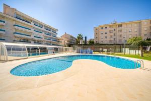 a large swimming pool in front of a building at Estrella 2 BA Spaniahome in Albir