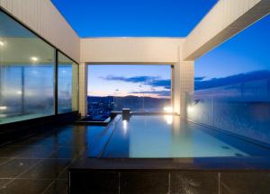 een huis met een zwembad met uitzicht bij Montein Hotel in Kitakami