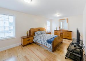 a bedroom with a bed and a television in it at 41-Convenient Townhouse in Quincy