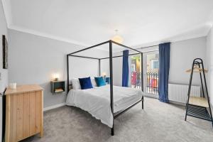 Postel nebo postele na pokoji v ubytování Spacious Coastal Escape I Parking I Margate