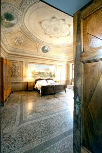ベーネ・ヴァジエンナにあるCasa della Soforaのベッドルーム1室(天井に絵画が描かれたベッド1台付)