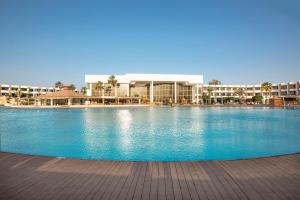 Pyramisa Beach Resort Sharm El Sheikh في شرم الشيخ: مسبح كبير امام مبنى