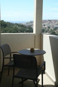 een tafel en stoelen op een balkon met uitzicht bij Valley Boutique Hotel in Safi