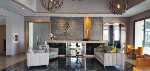 萨菲Valley Boutique Hotel的有两张沙发和一个壁炉的客厅