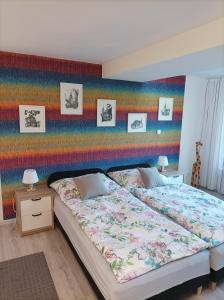 - une chambre avec un lit et un mur coloré dans l'établissement Green House 45, à Třebíč