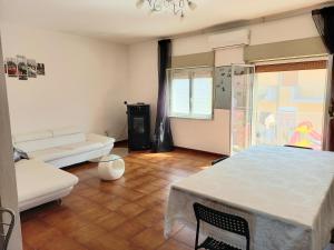 een woonkamer met een tafel en een bank bij Appartamento Ambra in Librizzi
