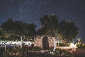 A garden outside Fata Morgana Studios & Apartments