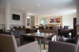 クエンカにあるホテル コンベント デル ヒラルドのテーブルと椅子のあるレストラン、バー