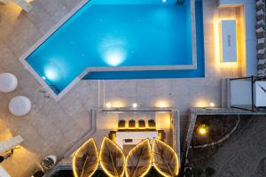 een uitzicht over een zwembad in een gebouw bij Alpha Luxury & Spa Villa in Rethimnon