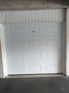 duże białe drzwi garażowe w pokoju w obiekcie Kuća za odmor Mery w Crikvenicy