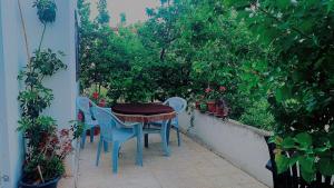 un tavolo e sedie su un balcone con piante di Jerash Canopy a Jerash