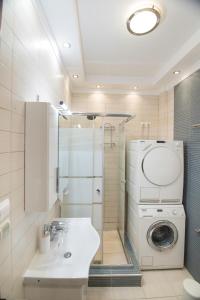 a bathroom with a washing machine and a sink at Nesting Ramblers SKG #1 in Thessaloniki