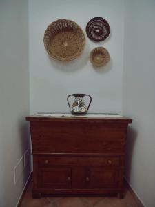 un tocador de madera con tres cestas en la pared en Residenza "Mastro Tobia", en Castilenti
