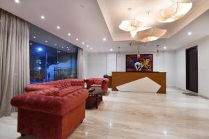 uma sala de estar com um sofá vermelho e um palco em Soho Boutique Hotel em Maiçor