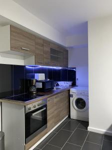 a kitchen with a stove and a dishwasher at Homefort in Düsseldorf