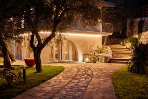A garden outside Villa Paier Relais & Pool