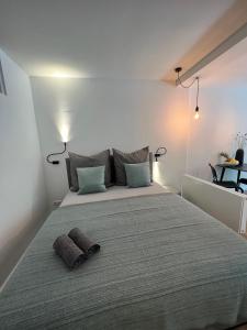 - une chambre avec un grand lit et 2 oreillers dans l'établissement Apartmenthaus Stade Schwingewiesen Apartment 3, à Stade