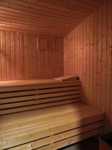 een houten sauna met een bank erin bij Ferienhaus FH9 in Graal-Müritz