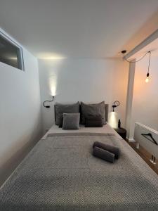 1 dormitorio con 1 cama grande en una habitación en Apartmenthaus Stade Schwingewiesen Apartment 5, en Stade