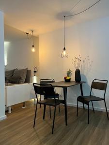 comedor con mesa, sillas y cama en Apartmenthaus Stade Schwingewiesen Apartment 5, en Stade