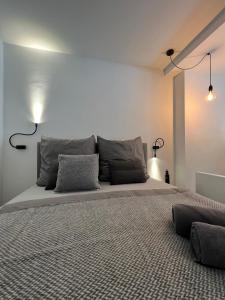 1 dormitorio con 1 cama grande y 2 lámparas. en Apartmenthaus Stade Schwingewiesen Apartment 5, en Stade