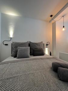 a bedroom with a large bed with two lamps on it at Apartmenthaus Stade Schwingewiesen Apartment 5 in Stade